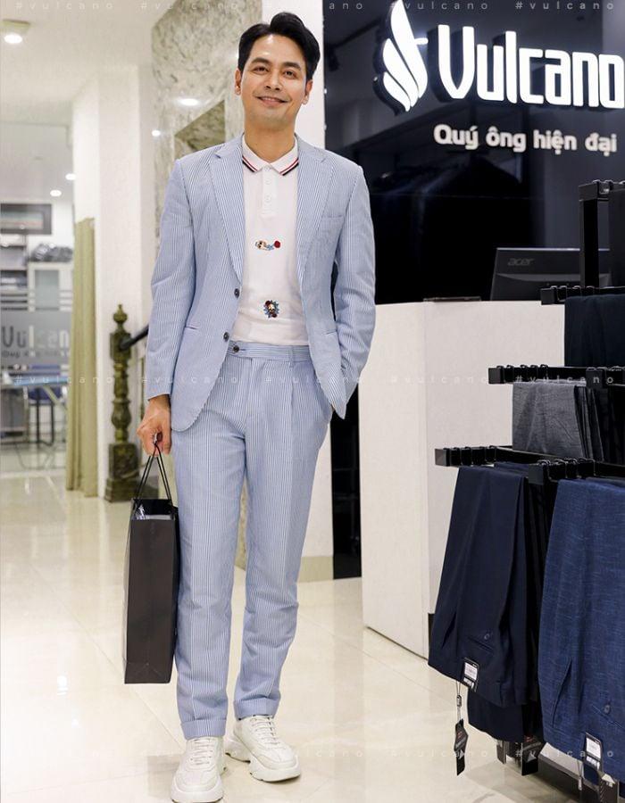 Shop Áo Sơ Mi Nam Họa Tiết Đẹp, Địa Chỉ Các Showroom Thời Trang Nam Cao Cấp 2></p>
<figcaption>
<p><em>Vulcano - Thương hiệu thời trang dành cho quý ông hiện đại</em></p>
</figcaption>
</figure>
<h3>2.2 360 Boutique - Shop thời trang mang phong cách trẻ trung, hiện đại</h3>
<p>Một địa chỉ bán áo sơ mi hoạ tiết dành cho nam mà anh em không thể bỏ qua, đó là 360 Boutique. Với đội ngũ nhân viên chuyên nghiệp, sáng tạo đã góp phần đưa thương hiệu 360 Boutique trở nên vững mạnh như ngày hôm nay.</p>
<p>Những mẫu sản phẩm tại showroom sơ mi nam họa tiết 360 Boutique đều mang phong cách hiện đại, trẻ trung và hợp thời trang. Bên cạnh đó, chúng còn có thiết kế độc đáo và đa dạng về màu sắc, làm say đắm lòng giới trẻ.</p>
<figure>
<p><img src=